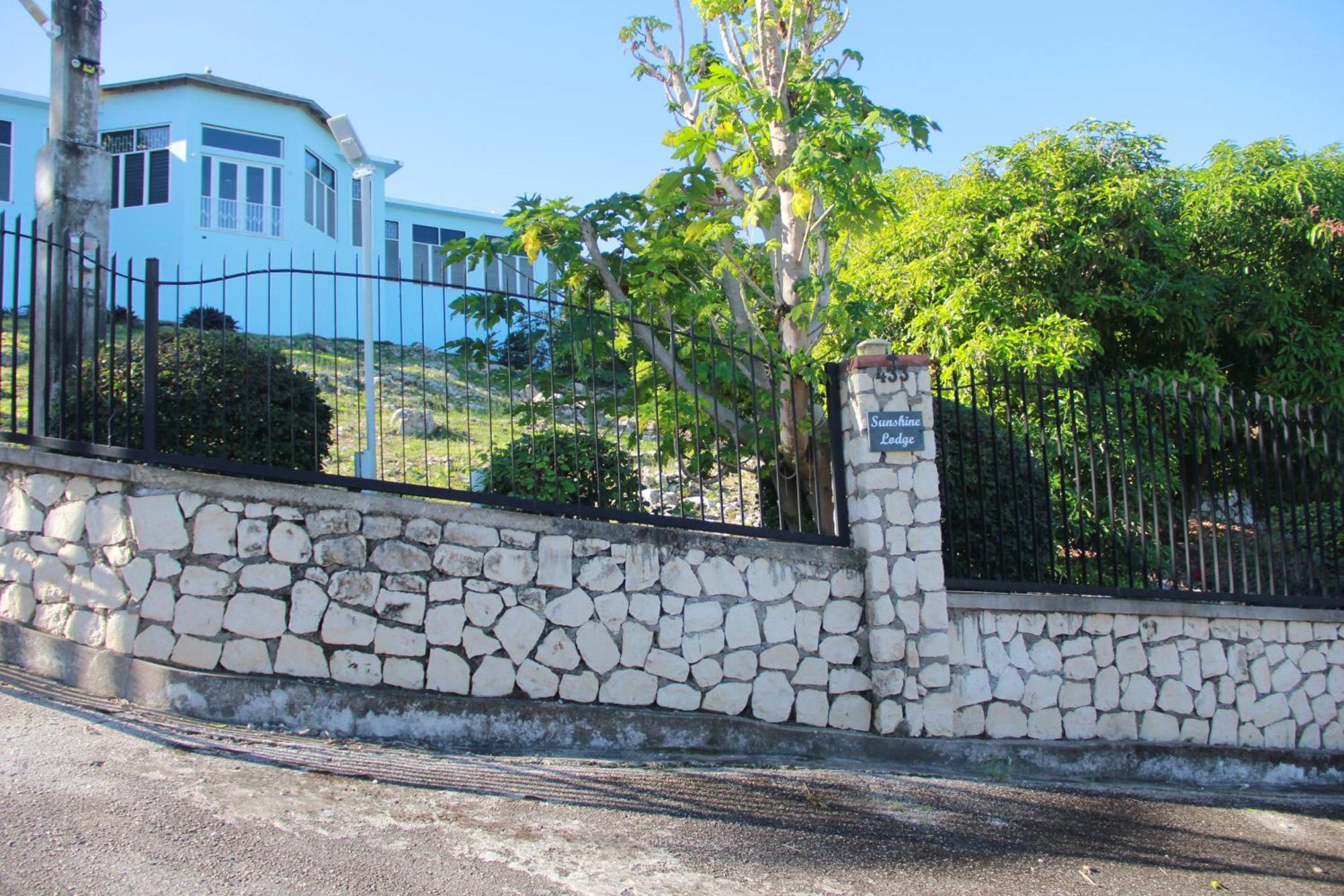 Sunshine Lodge: Your Home Away From Home Montego Bay Dış mekan fotoğraf