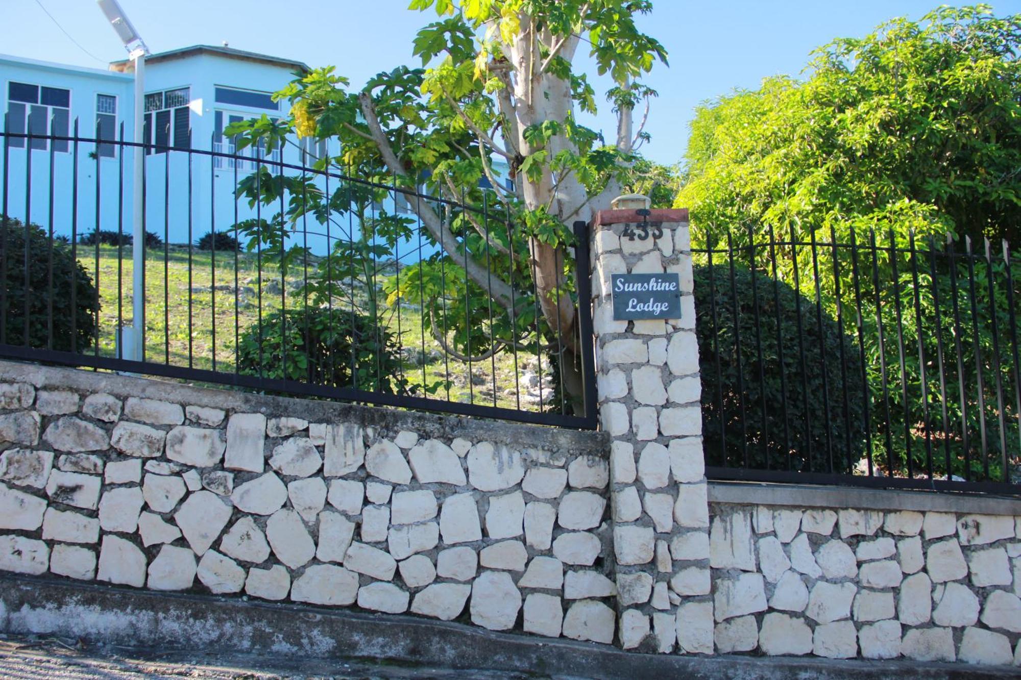 Sunshine Lodge: Your Home Away From Home Montego Bay Dış mekan fotoğraf