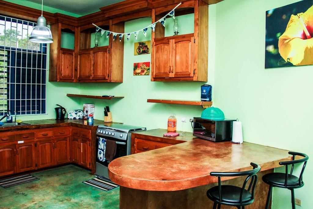 Sunshine Lodge: Your Home Away From Home Montego Bay Dış mekan fotoğraf